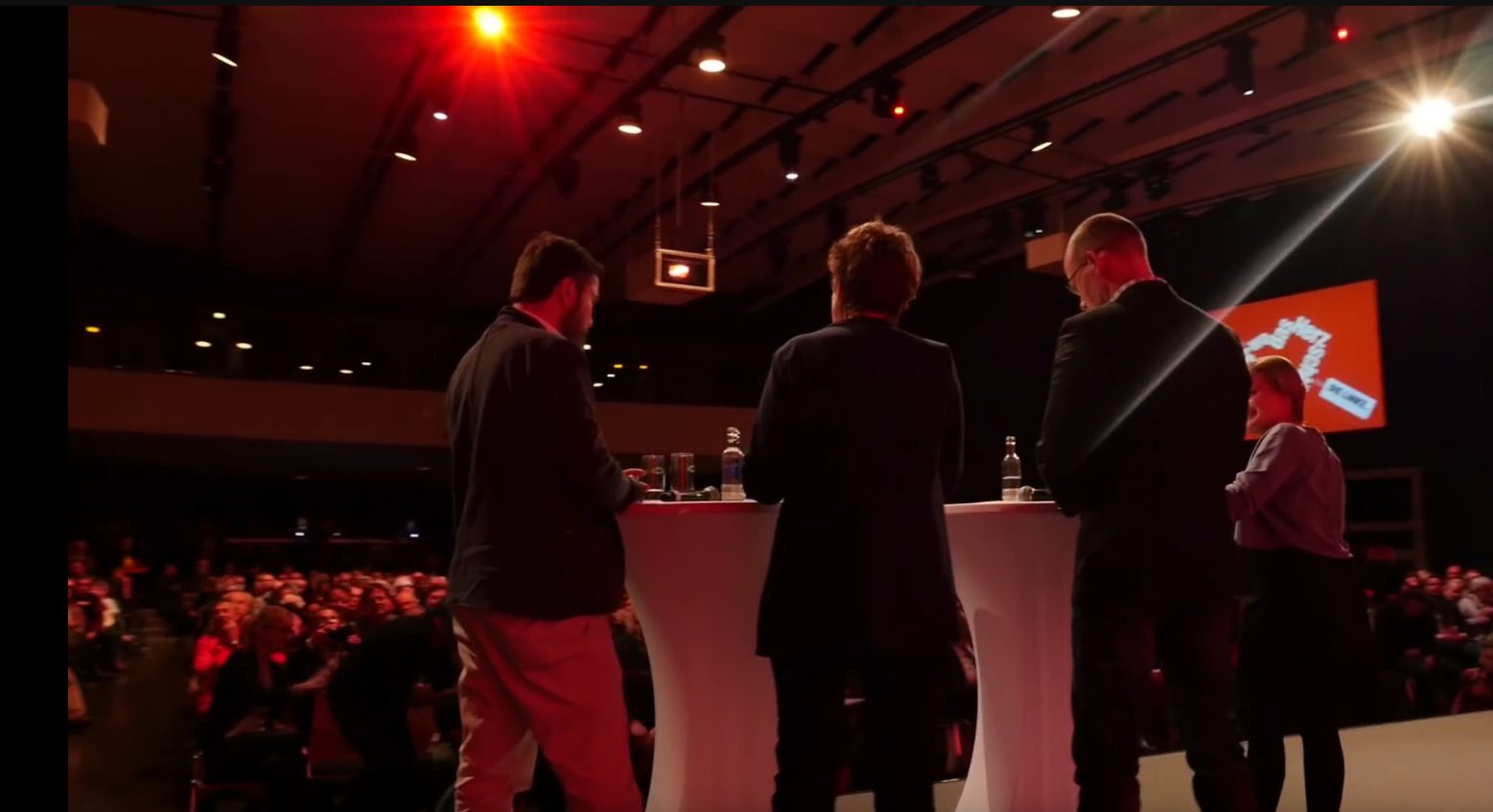 Podium bei einer Konferenz vor großem Publikum